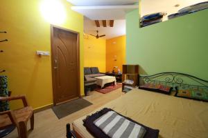 Rúm í herbergi á Chithralaya Guest House