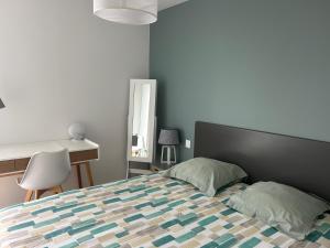 a bedroom with a bed and a desk and a mirror at Appartement port du Crouesty avec terrasse et piscine in Arzon +5 photos