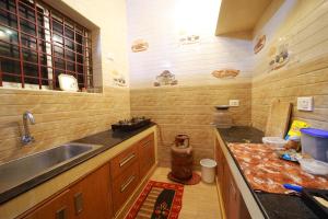 Kuchyň nebo kuchyňský kout v ubytování Chithralaya Guest House + 32 fotografií
