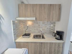 A kitchen or kitchenette at Oneiropagida Még 7 kép
