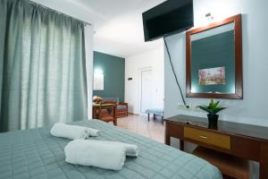 A bed or beds in a room at Mari Helen