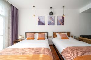 Postel nebo postele na pokoji v ubytování Shanghai nanfeng hotel-上海楠枫花园酒店 + 5 fotografií