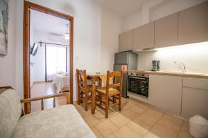 una cucina con un tavolo e sedie in una stanza di Lilian Beach Front 3 Skopelos a Panormos Skopelos Altre 39 foto