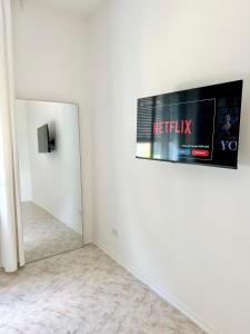 TV a/nebo společenská místnost v ubytování Ethos Guest House