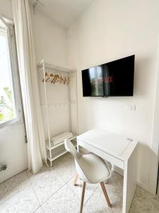TV a/nebo společenská místnost v ubytování Ethos Guest House