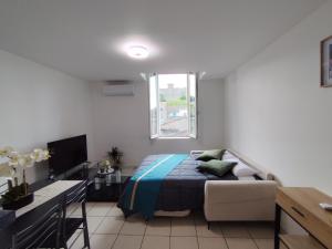 Ένα ή περισσότερα κρεβάτια σε δωμάτιο στο Appartement climatisé avec vue sur la cité +17 φωτογραφίες