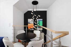 una sala da pranzo con tavolo e sedie di Hetman Main Square Apartments a Cracovia