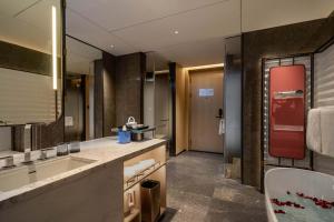 上海虹桥荷逸唐酒店北新泾地铁站Shanghai Hongqiao Heyitang Hotel Beixinjing Subway Station Branch的一间浴室