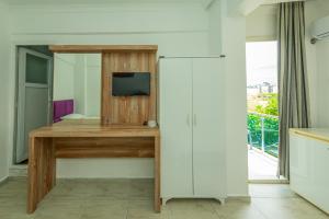 TV a/nebo společenská místnost v ubytování Aliş Hotel Fethiye