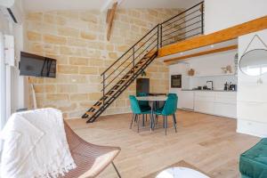 eine Küche und ein Esszimmer mit Tisch und Stühlen in der Unterkunft Guesthouse Les Maurins in Saint-Sulpice-de-Faleyrens