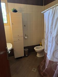 Koupelna v ubytování Toroni House! + 15 fotografií