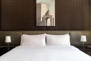 Una cama o camas en una habitación de The Westin Doha Hotel & Spa
