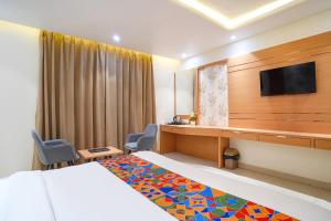 TV a/nebo společenská místnost v ubytování FabHotel Ashoka Legacy - Baghmugalia