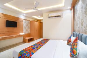 TV a/nebo společenská místnost v ubytování FabHotel Ashoka Legacy - Baghmugalia