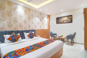Postel nebo postele na pokoji v ubytování FabHotel Ashoka Legacy - Baghmugalia + 26 fotografií