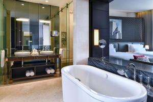 Un baño de The Westin Doha Hotel & Spa