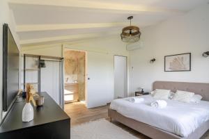 Ένα ή περισσότερα κρεβάτια σε δωμάτιο στο Domaine la bergerie st cyprien Internet 4 chambres