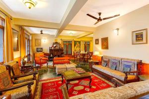 Et opholdsområde på Rainbow Cottage 3BR Villa Nainital hills Cook