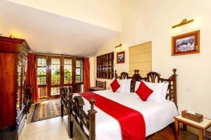 En eller flere senge i et værelse på Rainbow Cottage 3BR Villa Nainital hills Cook