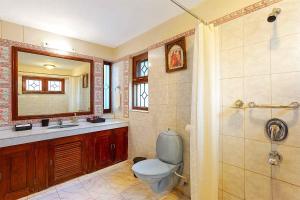 Et badeværelse på Rainbow Cottage 3BR Villa Nainital hills Cook + 19 billeder