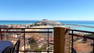 d'un balcon offrant une vue sur la ville et l'océan. dans l'établissement Blaucel apartment, à Peñíscola