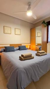 ペニスコラにあるBlaucel apartmentのタオルが敷かれた大きなベッドのある寝室