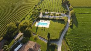 Bazén v ubytování Fenil Conter Cottage & Suite nebo v jeho okolí
