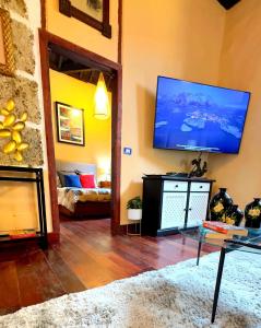 Telewizja i/lub zestaw kina domowego w obiekcie Peaceful House with Terrace in Garachico - Mountain View