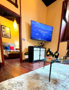 Telewizja i/lub zestaw kina domowego w obiekcie Peaceful House with Terrace in Garachico - Mountain View