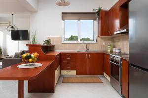 a kitchen with a bowl of fruit on a table at Pithos Apartment in Korakiaí