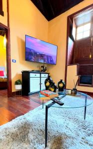 Telewizja i/lub zestaw kina domowego w obiekcie Peaceful House with Terrace in Garachico - Mountain View