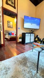 Telewizja i/lub zestaw kina domowego w obiekcie Peaceful House with Terrace in Garachico - Mountain View