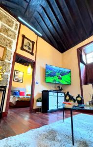 Telewizja i/lub zestaw kina domowego w obiekcie Peaceful House with Terrace in Garachico - Mountain View