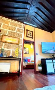 Telewizja i/lub zestaw kina domowego w obiekcie Peaceful House with Terrace in Garachico - Mountain View