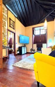 Telewizja i/lub zestaw kina domowego w obiekcie Peaceful House with Terrace in Garachico - Mountain View