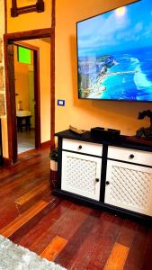 Telewizja i/lub zestaw kina domowego w obiekcie Peaceful House with Terrace in Garachico - Mountain View