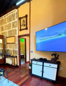 Telewizja i/lub zestaw kina domowego w obiekcie Peaceful House with Terrace in Garachico - Mountain View