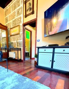 Telewizja i/lub zestaw kina domowego w obiekcie Peaceful House with Terrace in Garachico - Mountain View