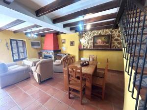a living room with a table and a dining room at Casa Gómez in Gaucín