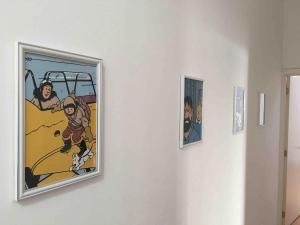 ein Gemälde an einer Wand mit zwei Bildern darauf in der Unterkunft Centre de Bruxelles, Studio C in Brüssel