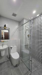 Un baño con inodoro, lavabo y ducha. en B House, en Ho Chi Minh