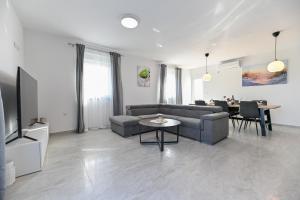 Televiisor ja/või meelelahutuskeskus majutusasutuses CROWONDER Apartment Complex M&M Sky View with Swimming Pool