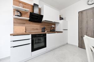 Köök või kööginurk majutusasutuses CROWONDER Apartment Complex M&M Sky View with Swimming Pool