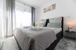 Voodi või voodid majutusasutuse CROWONDER Apartment Complex M&M Sky View with Swimming Pool toas