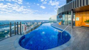 una piscina en la azotea de un edificio en KozyGuru | Brisbane CBD | 1 Bed APT | Spire, en Brisbane