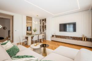 布德瓦Villa Del Sol的客厅里有一张沙发和一张桌子。