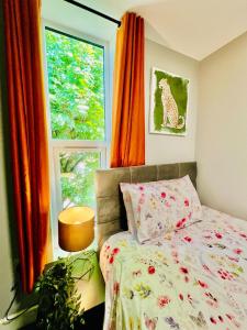 Postel nebo postele na pokoji v ubytování Quirky and spacious 5 Bedroom and 3 bathroom house Sleeps 7 with free Parking in Basildon