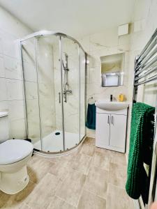 Koupelna v ubytování Quirky and spacious 5 Bedroom and 3 bathroom house Sleeps 7 with free Parking in Basildon + 14 fotografií