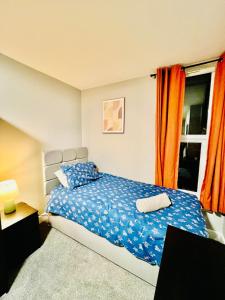 Postel nebo postele na pokoji v ubytování Quirky and spacious 5 Bedroom and 3 bathroom house Sleeps 7 with free Parking in Basildon
