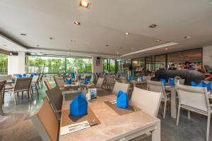 Restaurace v ubytování C197 Condo 1BR with Pool 3 Min Walk to Beach
